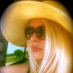 Meet your Posher, Shana